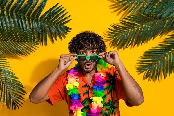 Porträt Eines Sprachlosen Mannes Mit Afro Haaren Tragen Hawaii Blume — Stockfoto