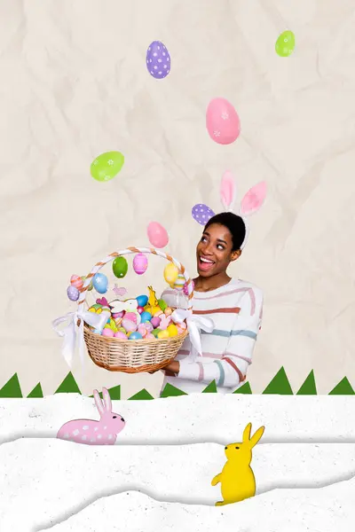 Вертикальний Фотоколаж Щасливої Американської Дівчини Тримає Кошик Перешкоджає Великоднім Яйцем — стокове фото