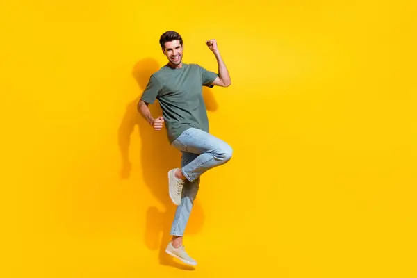 Pełna Długość Zdjęcie Pozytywne Szczęście Człowiek Ubrany Khaki Shirt Podnoszące — Zdjęcie stockowe