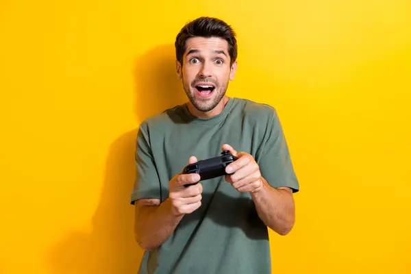 Foto Förvånad Man Klädd Khaki Shirt Hålla Playstation Joystick Stirrar — Stockfoto