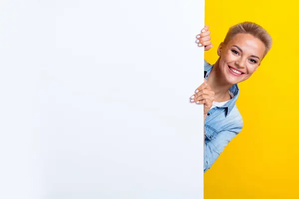年轻迷人女子的肖像 藏在白墙横幅后 穿着紧身衣 背景为黄色 — 图库照片
