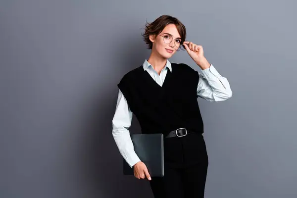Foto Encantadora Empresária Mulher Confiante Vestida Elegante Roupas Pretas Isoladas — Fotografia de Stock