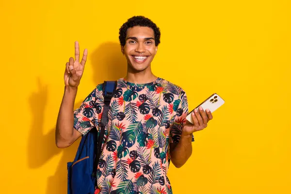 Zdjęcie Młodego Blogera Podróży Facet Bierze Tylko Jeden Plecak Smartfon — Zdjęcie stockowe