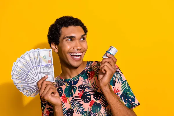 金持ちの若い男の観光客の写真 バンクノートを保持し 黄色の背景に隔離された賭け会社のコピースペース — ストック写真