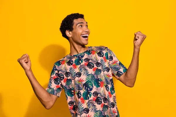 Zdjęcie Młodego Człowieka Stylowym Tropikalnym Nadruku Shirt Podniósł Pięści Wygrywając — Zdjęcie stockowe