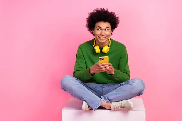 Photo Millennial Positive Gut Sit Podium Use Cellphone Listen Music — Stock Photo, Image