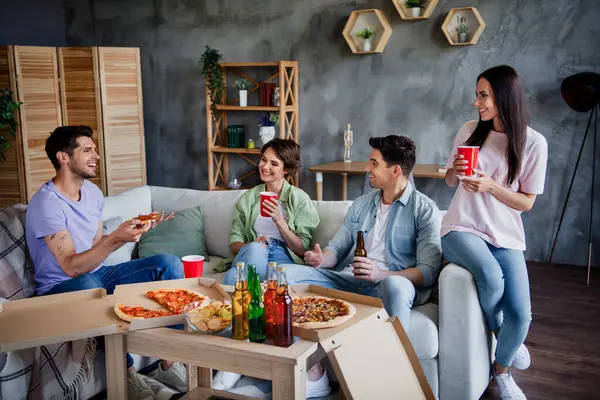 Portrét Skupiny Pozitivních Lidí Sedící Pohovka Mluvit Těšit Pizza Pivo — Stock fotografie