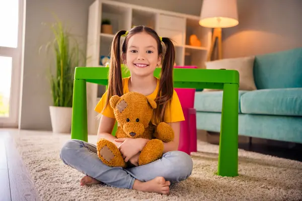 Photo Portrait Cute Small Girl Sit Floor Hugging Teddy Bear — Stock Photo, Image