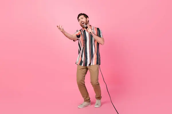 Profesyonel Şarkıcı Esmer Adamın Vücut Ölçülerinde Fotoğrafı Müziği Seviyor Karaoke — Stok fotoğraf