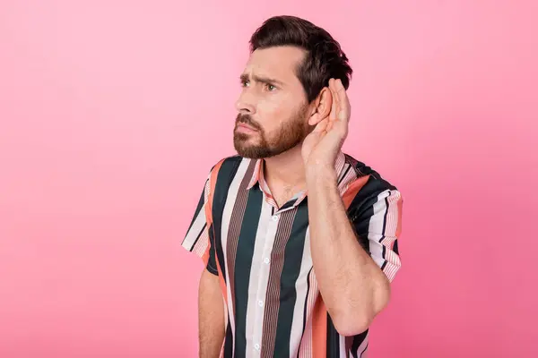 Photo Focused Concentrated Young Man Hand Ear Listen Eavesdrop Empty — Stock Photo, Image