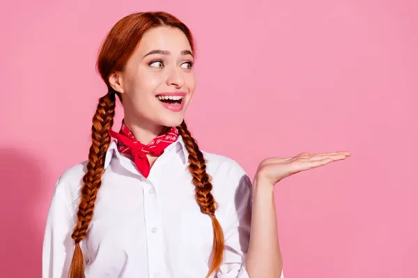 Foto Van Schattige Vrolijke Mooie Meisje Dragen Witte Trendy Kleding — Stockfoto