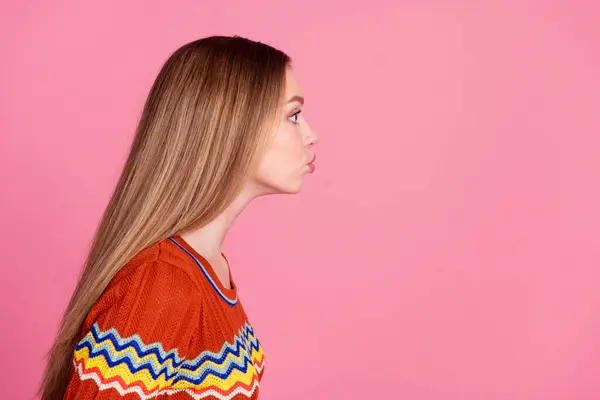 Profil Portret Słodkie Urocze Dziewczyny Wygląd Nadęte Usta Pocałunek Puste — Zdjęcie stockowe