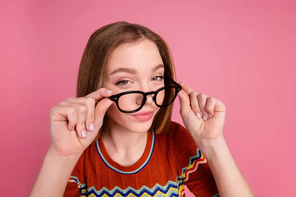Retrato Mãos Inteligentes Mente Duvidosa Toque Eyewear Hesite Isolado Fundo — Fotografia de Stock