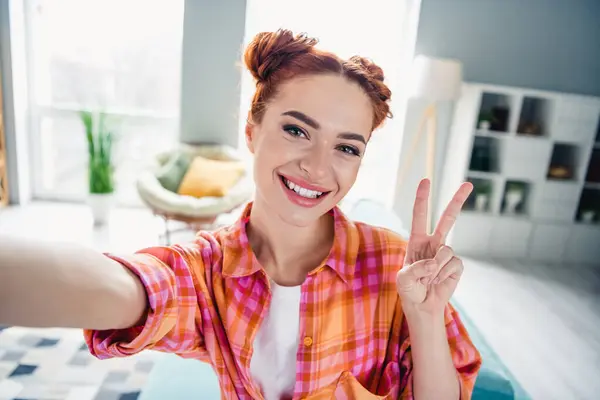 Foto Gadis Cantik Dengan Senyum Positif Menunjukkan Sign Mengambil Selfie — Stok Foto