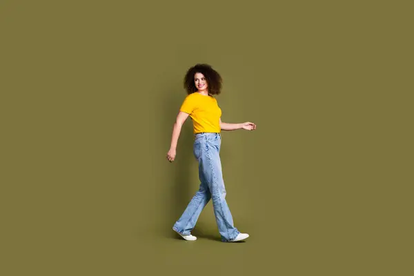 Foto Larga Duración Joven Optimista Camiseta Amarilla Jeans Caminando Mirar —  Fotos de Stock