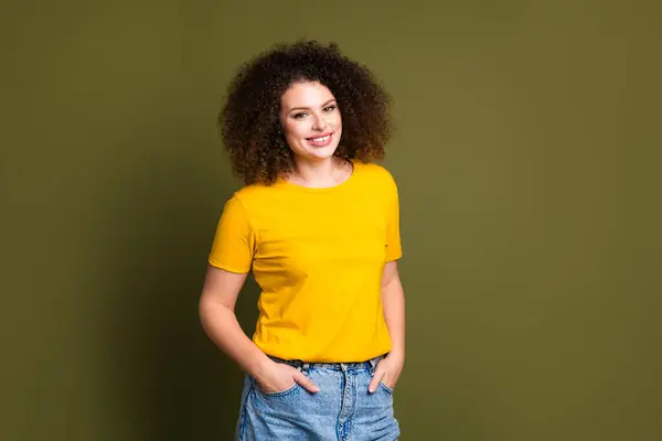 Foto Una Joven Novia Casual Camiseta Amarilla Alegre Puso Manos —  Fotos de Stock