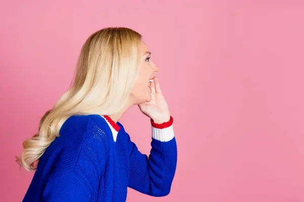 Foto Profil Wanita Cantik Berkomunikasi Ruang Kosong Memakai Sweater Biru — Stok Foto