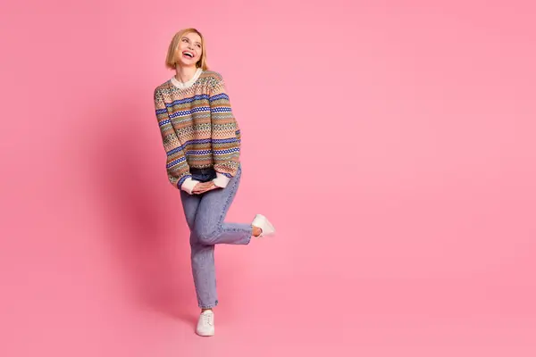 Pełna Długość Zdjęcie Dziewczyny Uroczy Dziewczyna Ubrany Wydruk Sweter Dżinsy — Zdjęcie stockowe