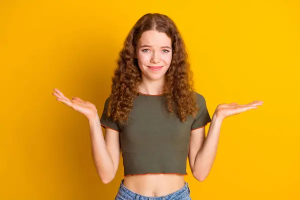 Photo Confused Girl Raising Two Hands Showing Gesture Answer Solution — Stock Photo, Image