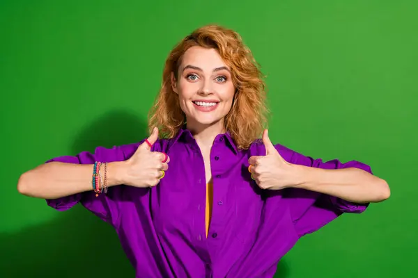 迷人少女的照片肖像显示出双大拇指合十的品质 穿着时尚的紫罗兰色衣服 背景是绿色的 — 图库照片