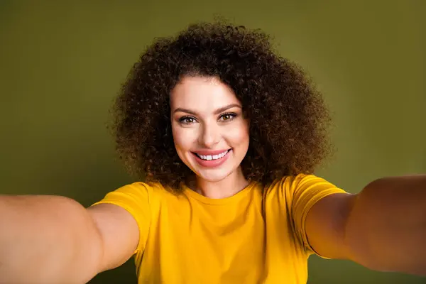 Selfie Zdjęcie Młodej Szczęśliwej Kobiety Chevelure Trzymając Aparat Zębaty Promienny — Zdjęcie stockowe