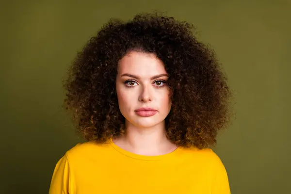 ポートレートおかしなチベールヘアスタイル 黄色のTシャツを着て カーキ色の背景に隔離された文書のための写真を作る若い学生の少女 — ストック写真