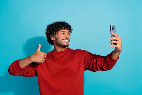 Foto Jovem Estudante Árabe Fazendo Selfie Com Polegar Para Cima — Fotografia de Stock