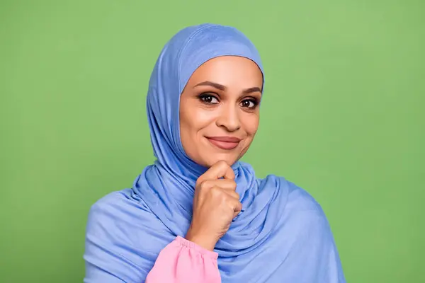 Photo Attractive Arab Woman Wear Silky Veil Hand Touch Chin — Stock Photo, Image