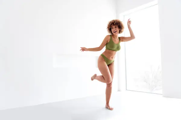 Unretouched Fotografie Těla Pozitivní Dívka Nosit Pohodlné Spodní Prádlo Tanec — Stock fotografie