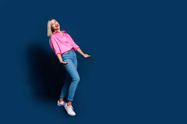 Pełny Rozmiar Zdjęcie Pozytywnej Dziewczyny Ubrane Różowa Koszula Jeansy Ramiona — Zdjęcie stockowe