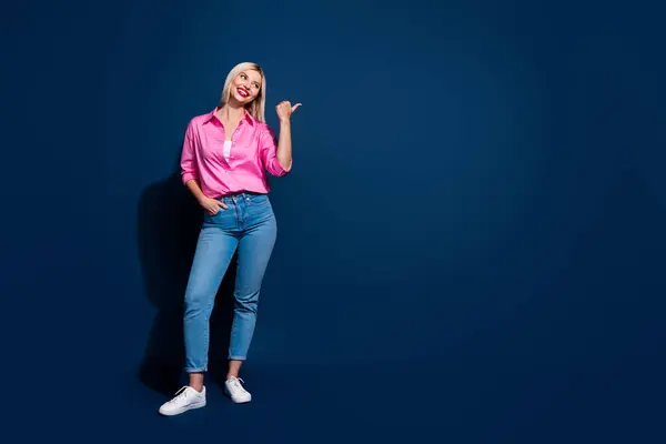 Fotografie Dimensiune Completă Femeii Optimiste Îmbrăcate Cămașă Roz Arată Direcționarea — Fotografie, imagine de stoc