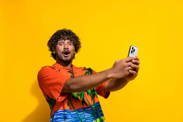 Retrato Cara Extático Com Penteado Afro Desgaste Camisa Segurar Smartphone — Fotografia de Stock