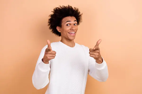 Foto Hombre Divertido Positivo Desgaste Jersey Blanco Demostrar Elegir Aislado — Foto de Stock