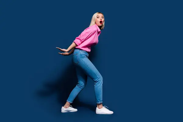Full Storlek Foto Imponerad Flicka Klädd Rosa Skjorta Jeans Dra — Stockfoto