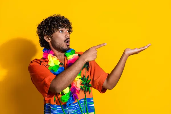 无言以对的男人穿着夏威夷花项链的画像 用黄色背景隔离的手掌空旷的空间显示物体 — 图库照片