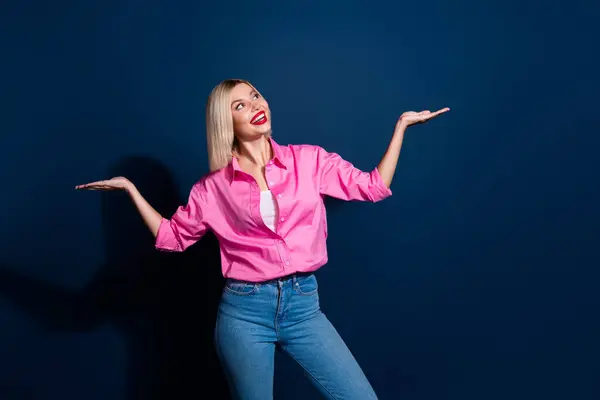 Zdjęcie Podekscytowanej Kobiety Włosami Boba Ubrane Różowa Koszula Ramiona Trzymać — Zdjęcie stockowe