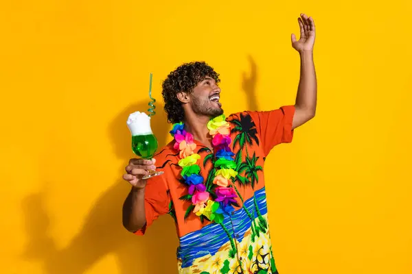 Portret Pozytywnego Fajnego Faceta Nosić Hawajską Koszulę Trzymać Koktajl Patrzeć — Zdjęcie stockowe