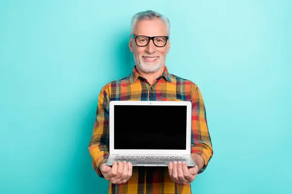 Photo Handsome Retired Man Wear Plaid Shirt Spectacles Holding Gadget — Stock Photo, Image