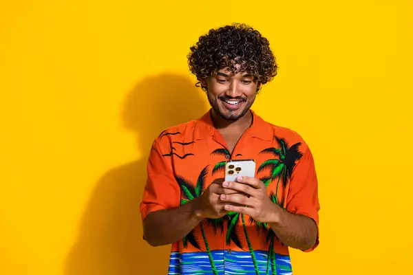 Foto Otimista Homem Positivo Com Penteado Afro Vestido Camisa Impressão — Fotografia de Stock