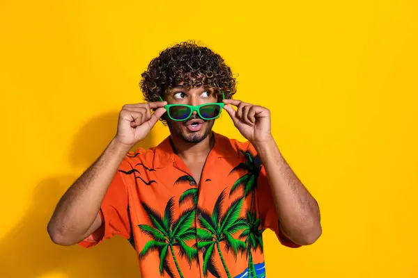 Portret Ekstatycznego Faceta Afro Włosów Nosić Hawajską Koszulę Okulary Dotykowe — Zdjęcie stockowe