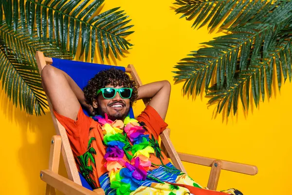 Fotografie Pohledný Muž Nosit Tisk Havaj Košile Slunečním Skle Těšit — Stock fotografie
