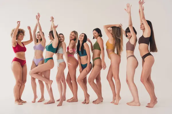 Beyaz Arka Planda Izole Edilmiş Çamaşırlarıyla Dans Eden Grup Feminizminin — Stok fotoğraf