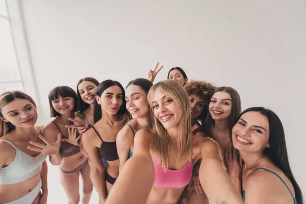Stüdyo Rötuş Fotoğrafı Yok Çamaşırı Giymiş Komik Kadınlar Selfie Çekiyorlar — Stok fotoğraf