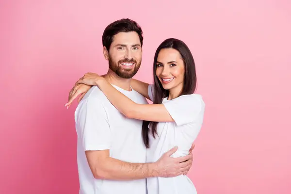 素敵な若いカップルの写真の肖像画 抱擁サポートお互いはピンク色の背景で隔離されたトレンディな白い服を着ています — ストック写真