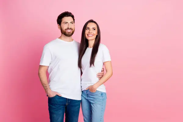 ピンク色の背景に隔離されたスタイリッシュな白い服を着た素敵な若いカップルの写真の肖像画 — ストック写真