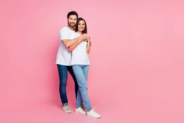 素敵な若いカップルのハグケアのフルボディ写真はお互いにピンク色の背景で隔離されたトレンディな白い服を着ます — ストック写真