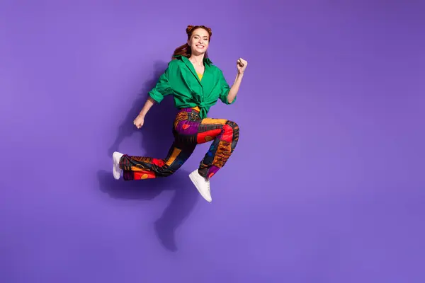 Fată Drăguță Activă Lungime Completă Poartă Pantaloni Imprimare Cămașă Verde — Fotografie, imagine de stoc