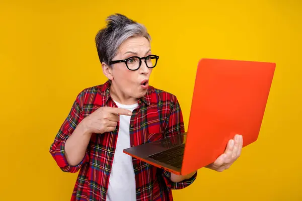 Photo Speechless Aged Person Stare Indicate Finger Laptop Screen Unexpected — Stock Photo, Image