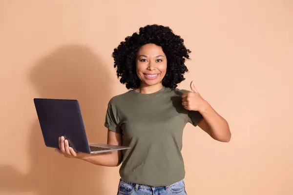 Retrato Menina Multinacional Multiétnica Vestido Shirt Segurar Laptop Mostrando Polegar — Fotografia de Stock