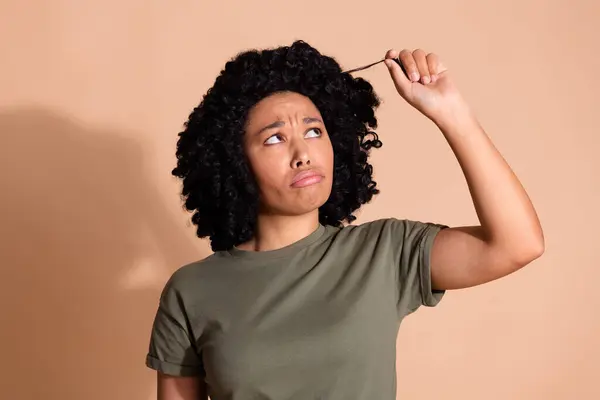 Zdjęcie Rozczarowanej Kobiety Afro Fryzury Nosić Khaki Shirt Patrzeć Curl — Zdjęcie stockowe